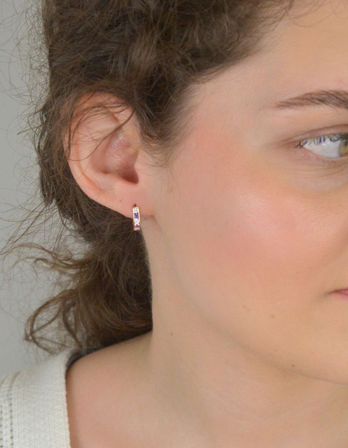 Złote kolczyki dla dziewczynki 375 kolorowa cyrkonia- KL 2R 375. Śliczne, złote kolczyki dla dziewczynki wykonane z próby 375.  Minimalistyczne kolczyki z drobnymi kolorowymi cyrkoniami 1.jpg